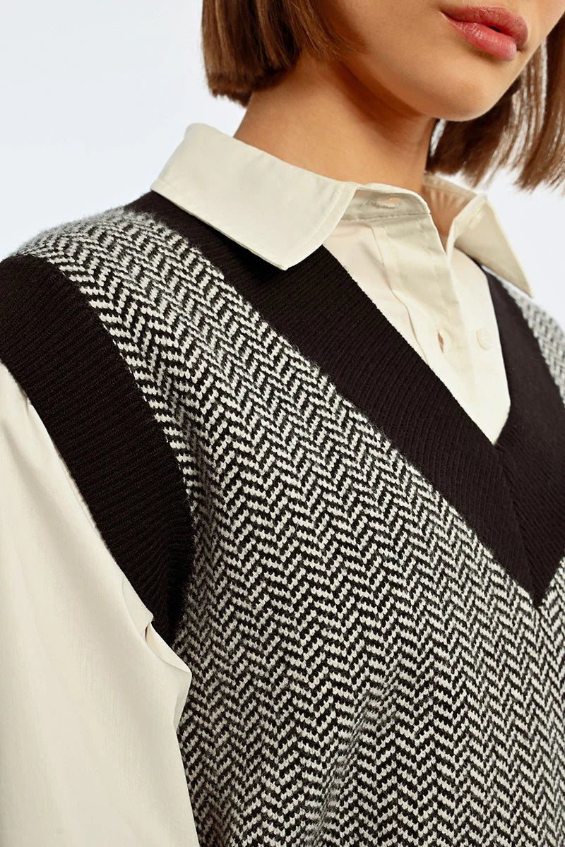 SLEEVELESS KNIT SWEATER