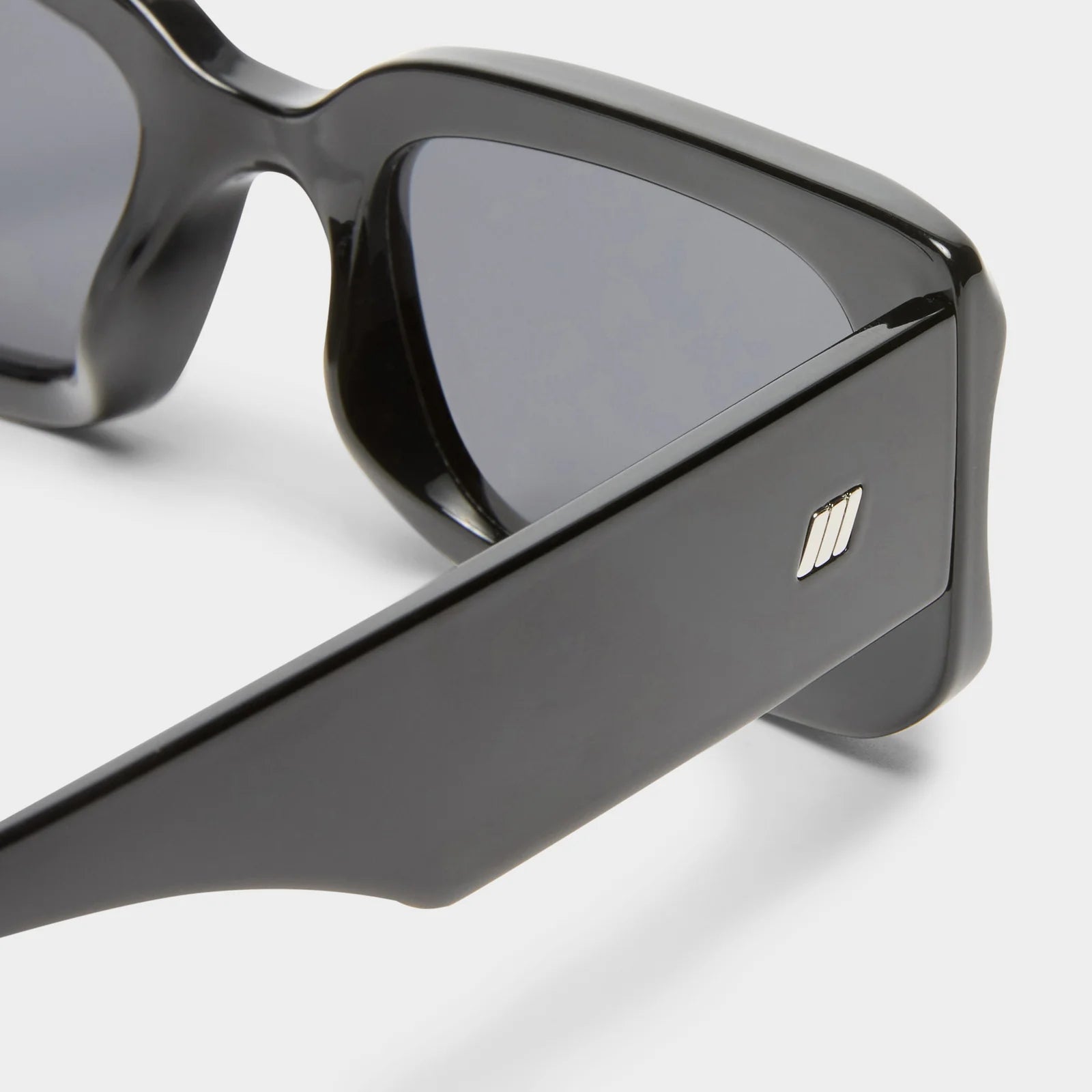 RIPPLED REBEL SUNGLASSES - BLACK/SMOKE