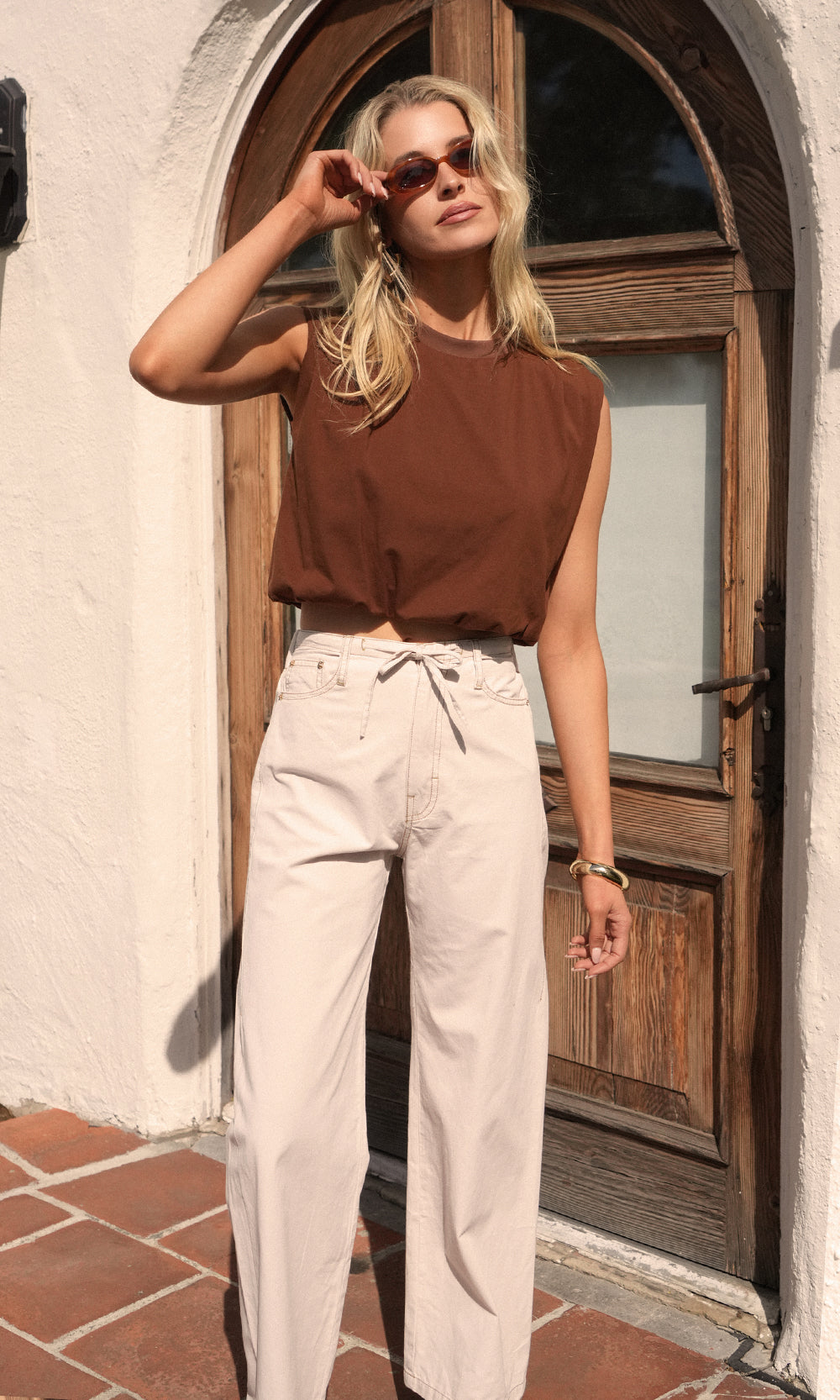 ALISA PADDED SHOULDER TOP - BROWN
