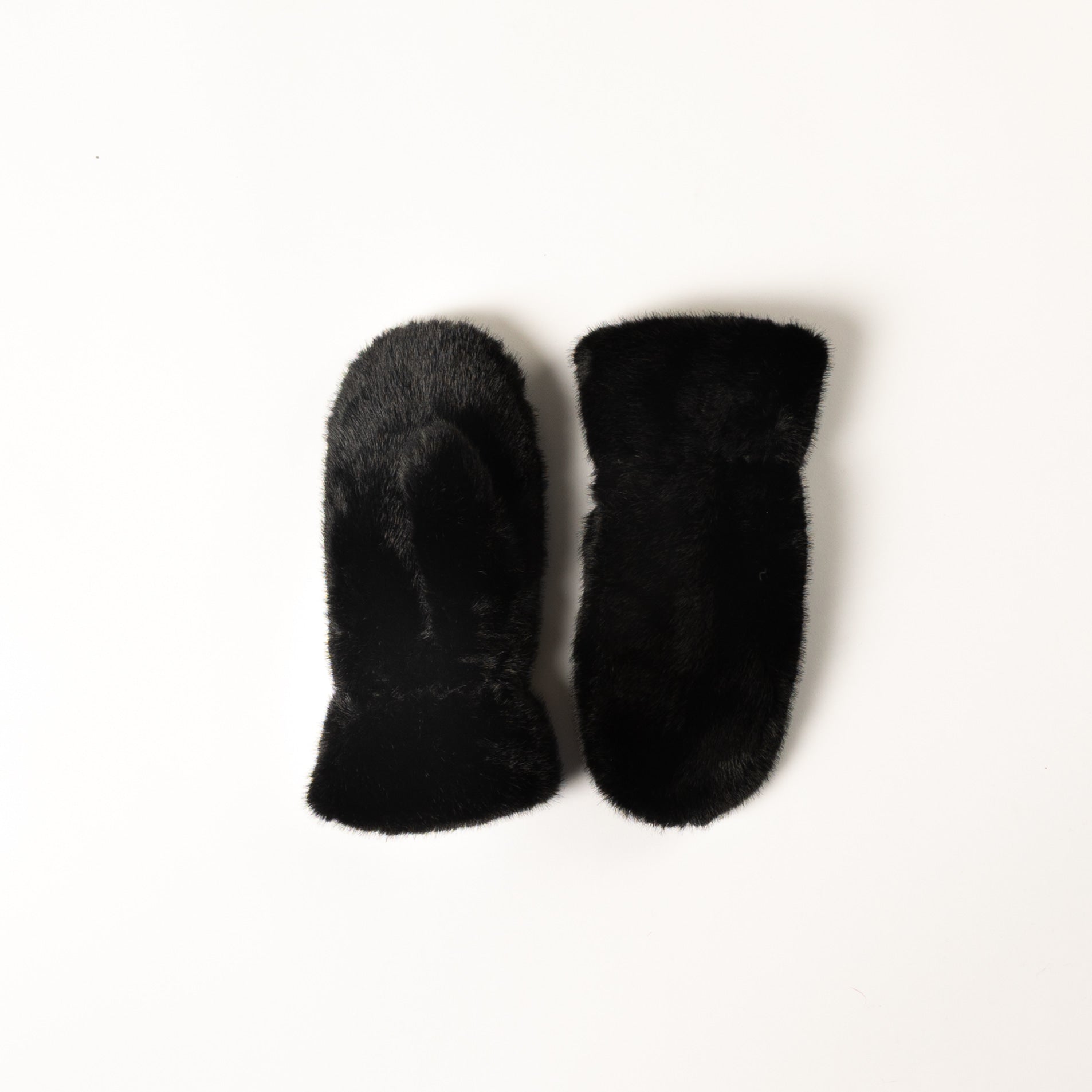 PLUSH MITTENS (VARIOUS COLOURS)
