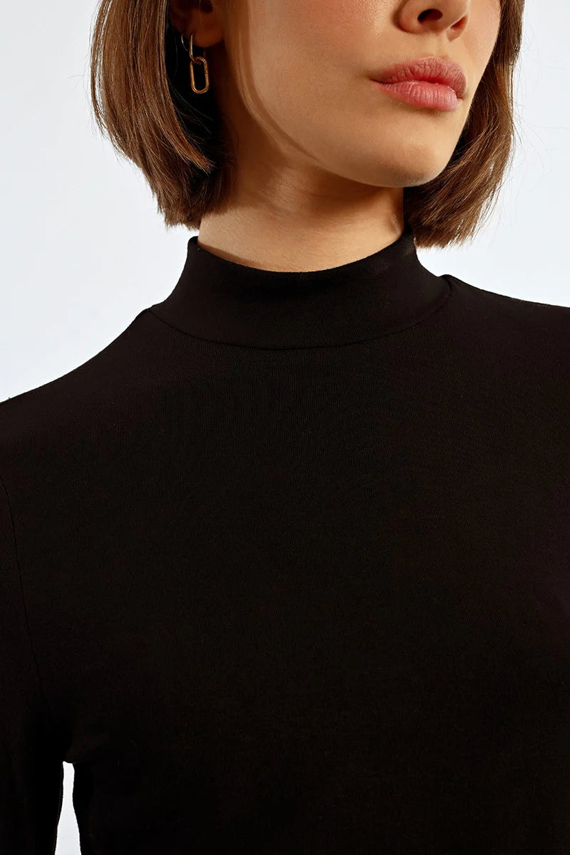 LONG-SLEEVED HIGH-NECK SWEATER