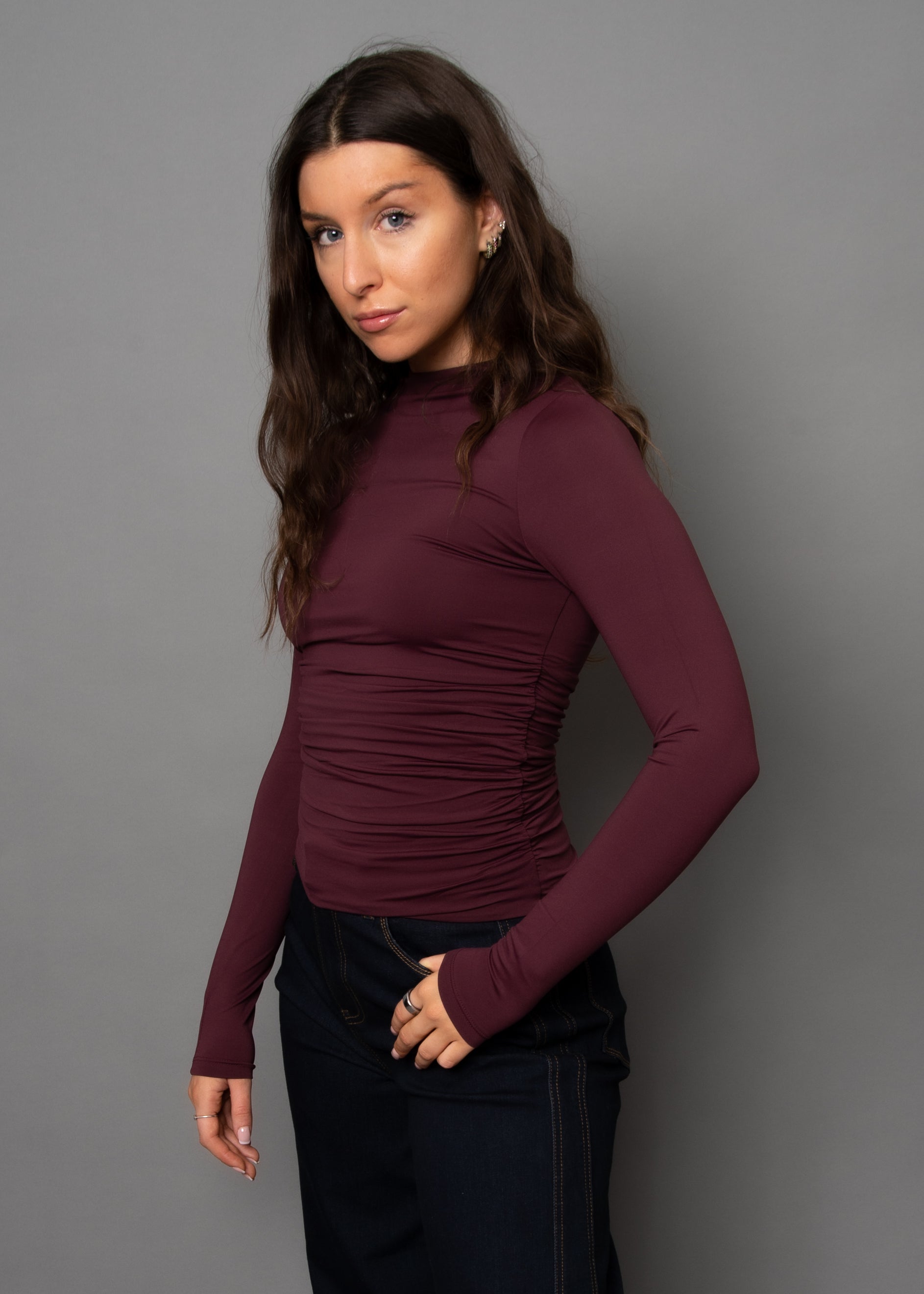 YVE FUNNEL NECK RUCHED TOP - PRUNE