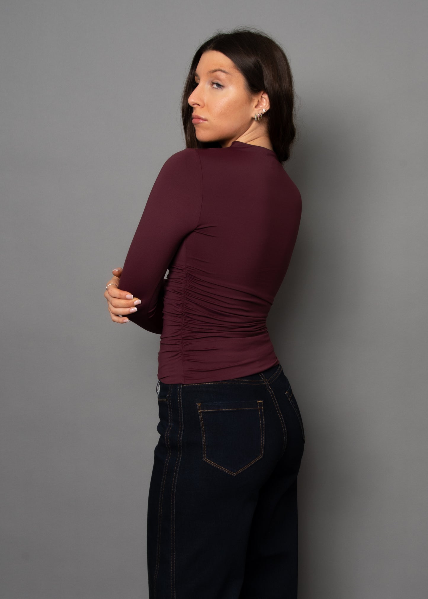 YVE FUNNEL NECK RUCHED TOP - PRUNE