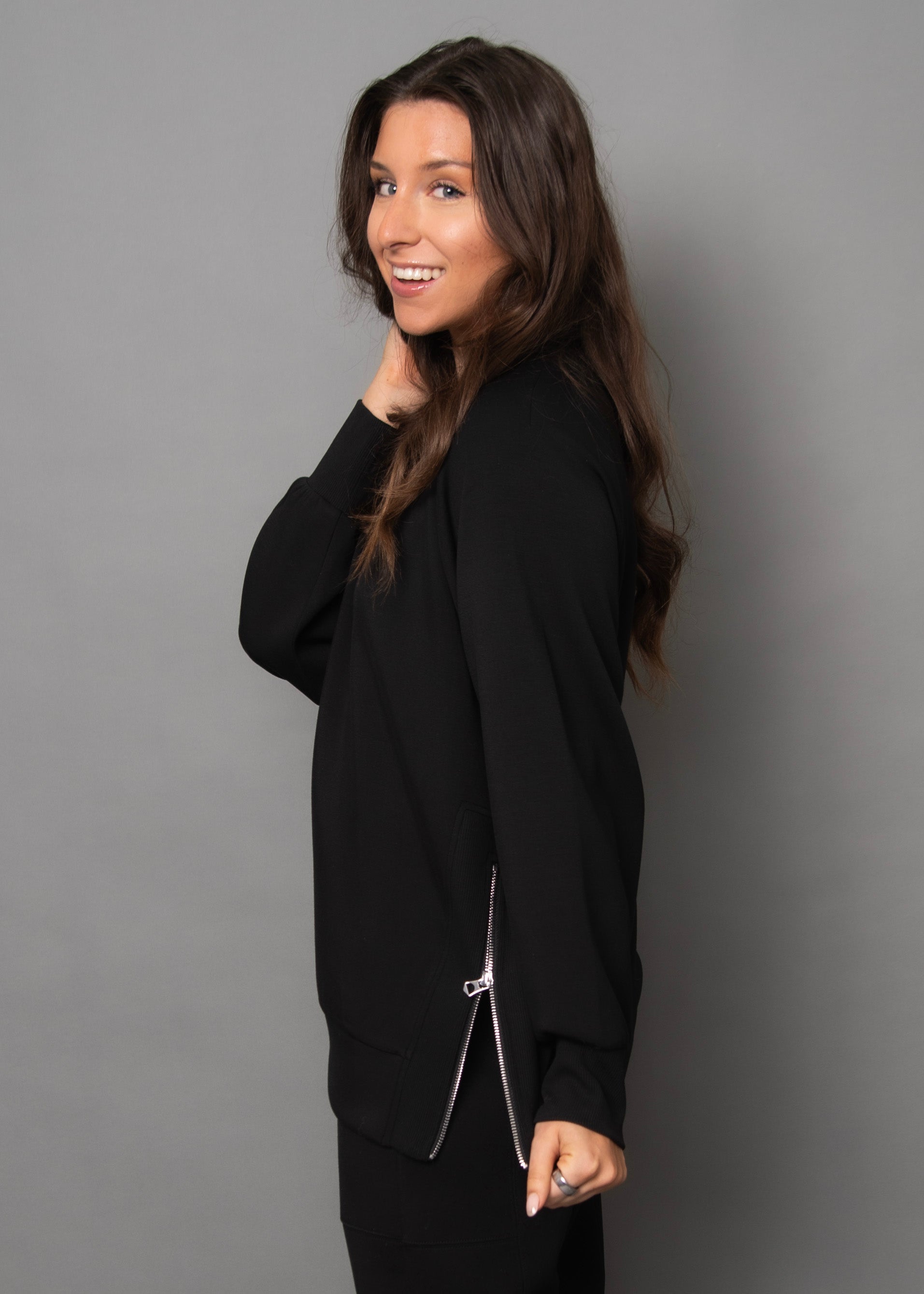PENELA SOFT KNIT CREWNECK - BLACK
