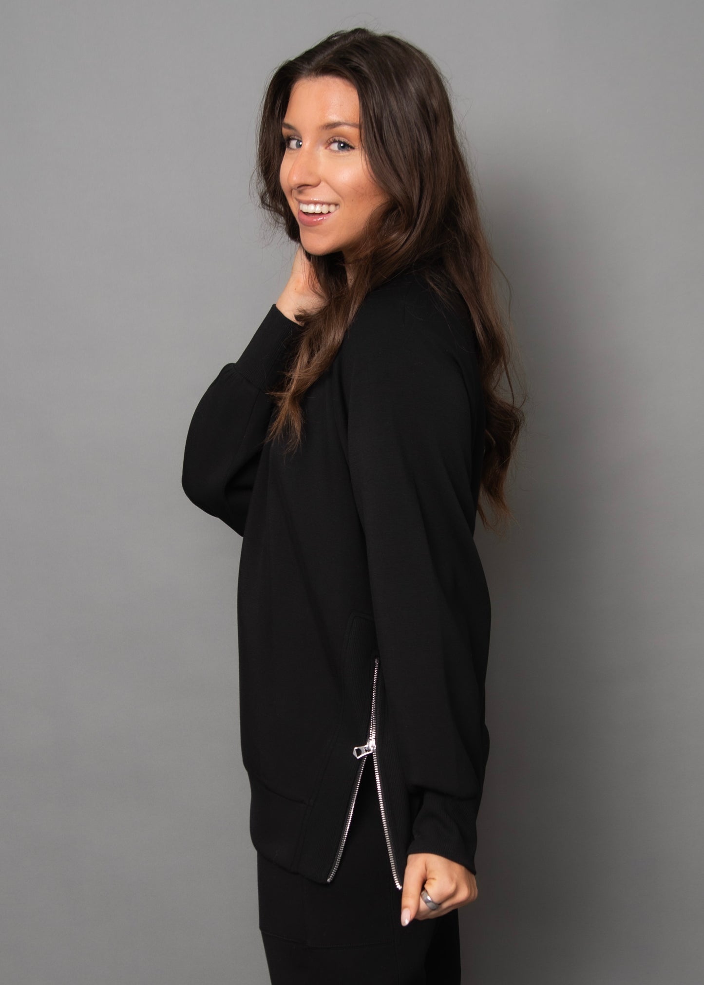 PENELA SOFT KNIT CREWNECK - BLACK