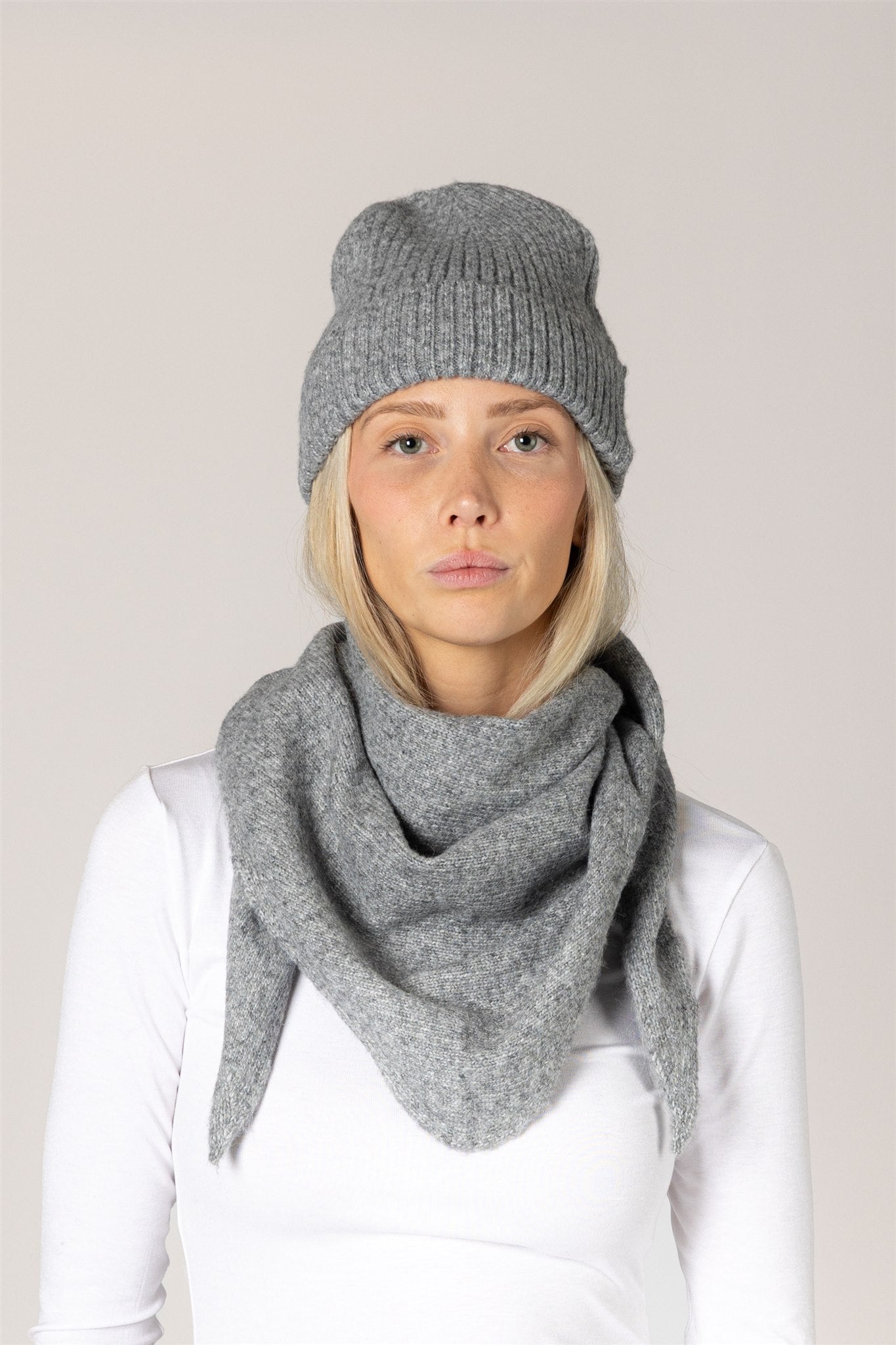 BEANIE (VARIOUS COLOURS)