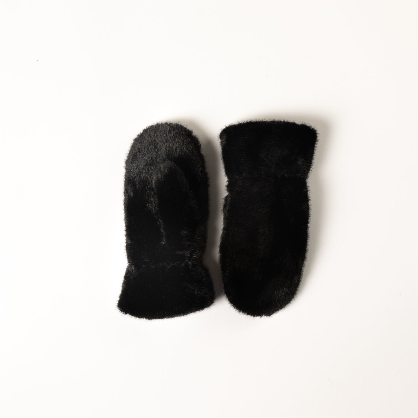 PLUSH MITTENS (VARIOUS COLOURS)
