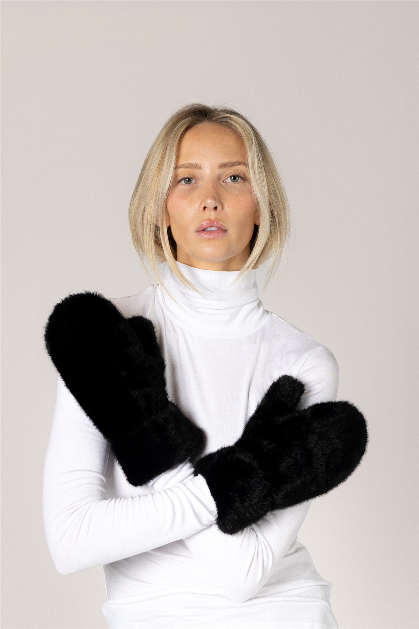 PLUSH MITTENS (VARIOUS COLOURS)