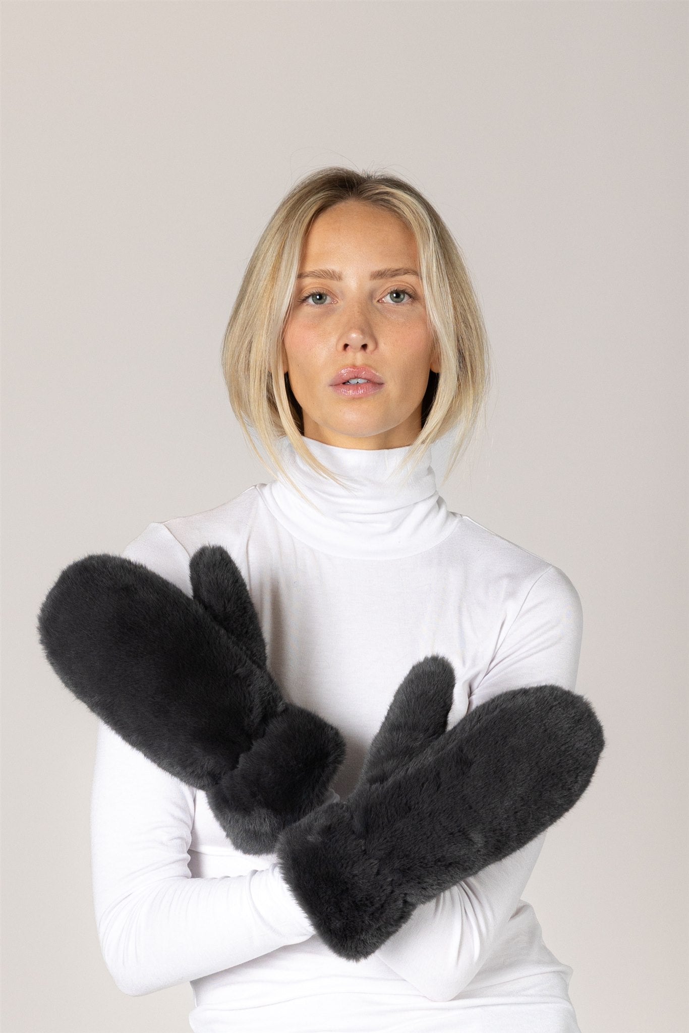 PLUSH MITTENS (VARIOUS COLOURS)