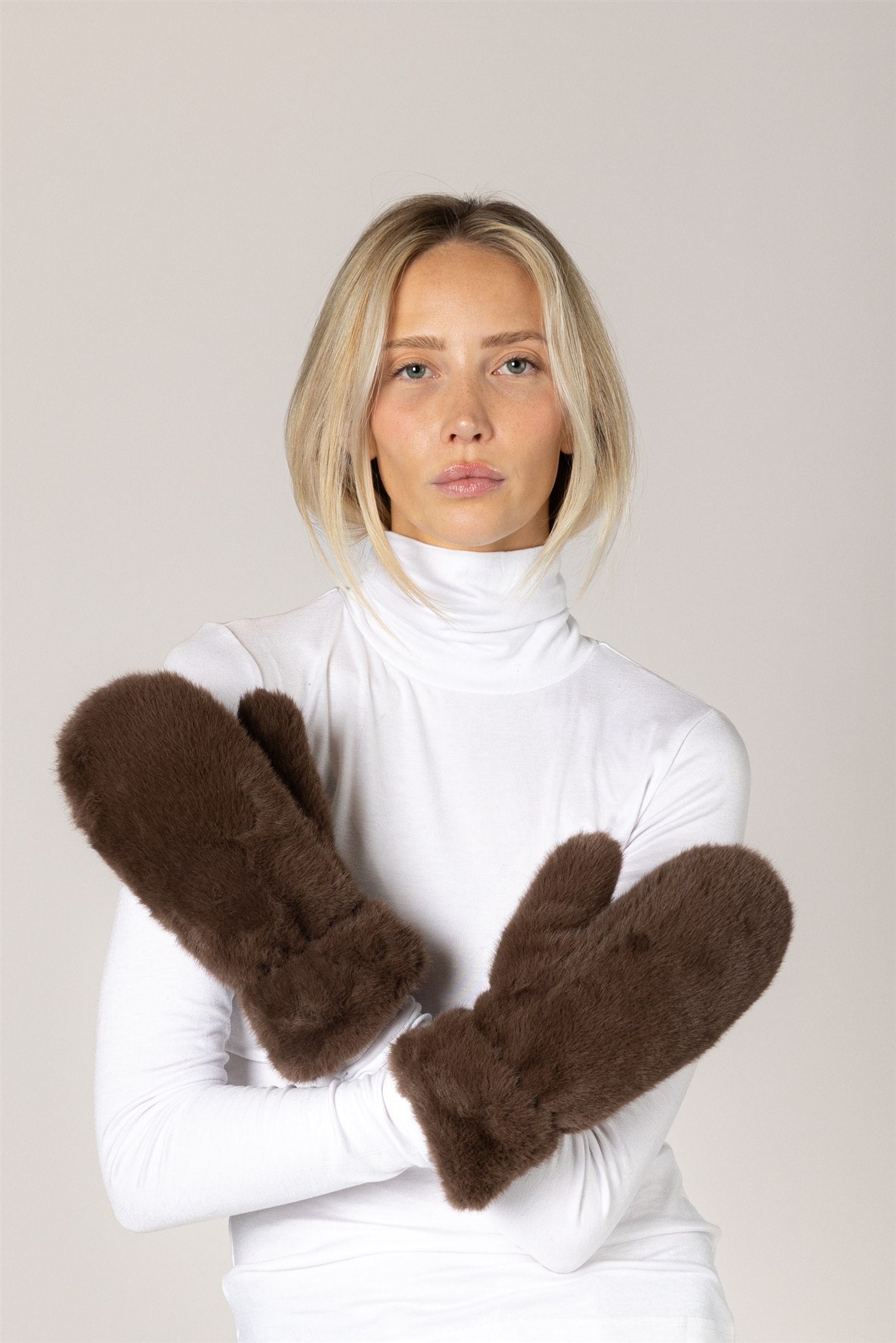 PLUSH MITTENS (VARIOUS COLOURS)
